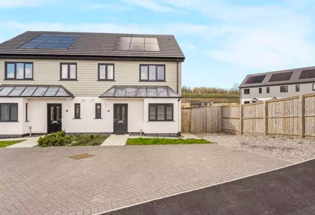 3 bed semi-detached house to rentParc Bryn Y Groes, Ystradgynlais, Swansea SA9