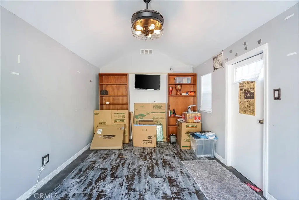Additional image 100 of 17504 Hamlin St, Van Nuys, CA 91406