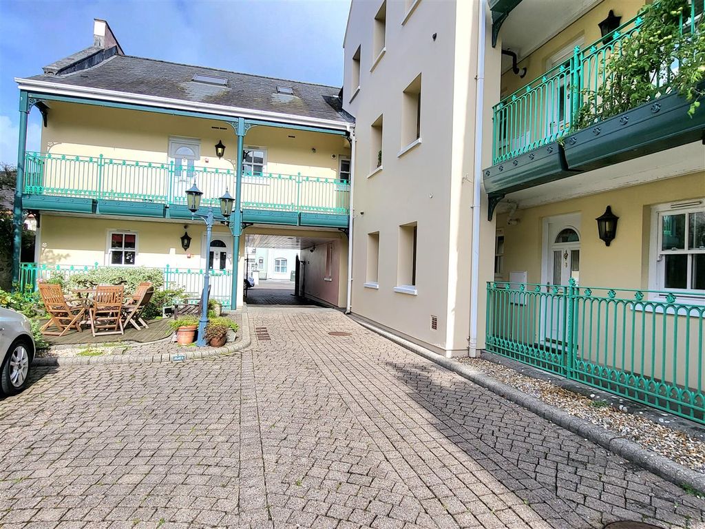 2 bed flat for saleWimbledon Court, Tenby SA70