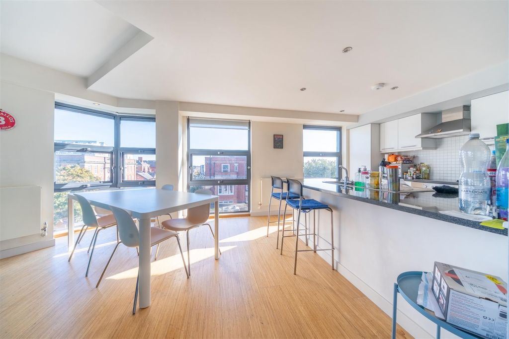Additional image 4 of 2 bed flat for saleWestern Terrace, The Park NG7