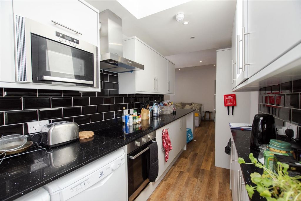 5 bed shared accommodation to rentHeeley Road, Birmingham, West Midlands B29 photo 2