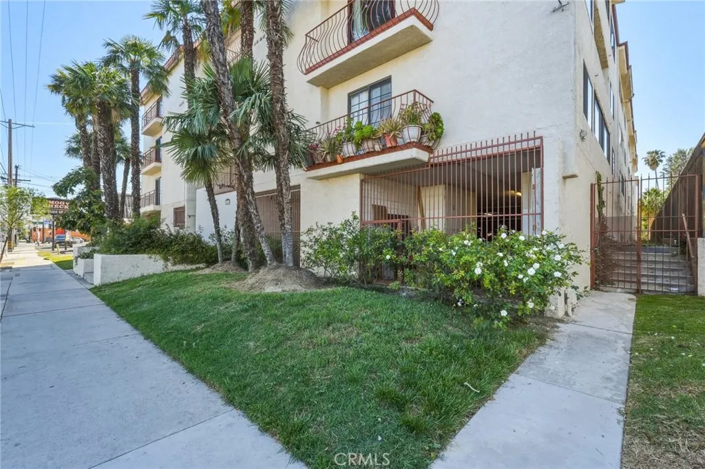 Additional image 33 of 7625 Reseda Blvd Unit 202, Reseda, CA 91335