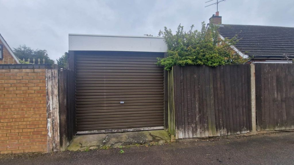 Additional image 14 of 3 bed semi-detached bungalow to rentOnslow Road, Luton LU4