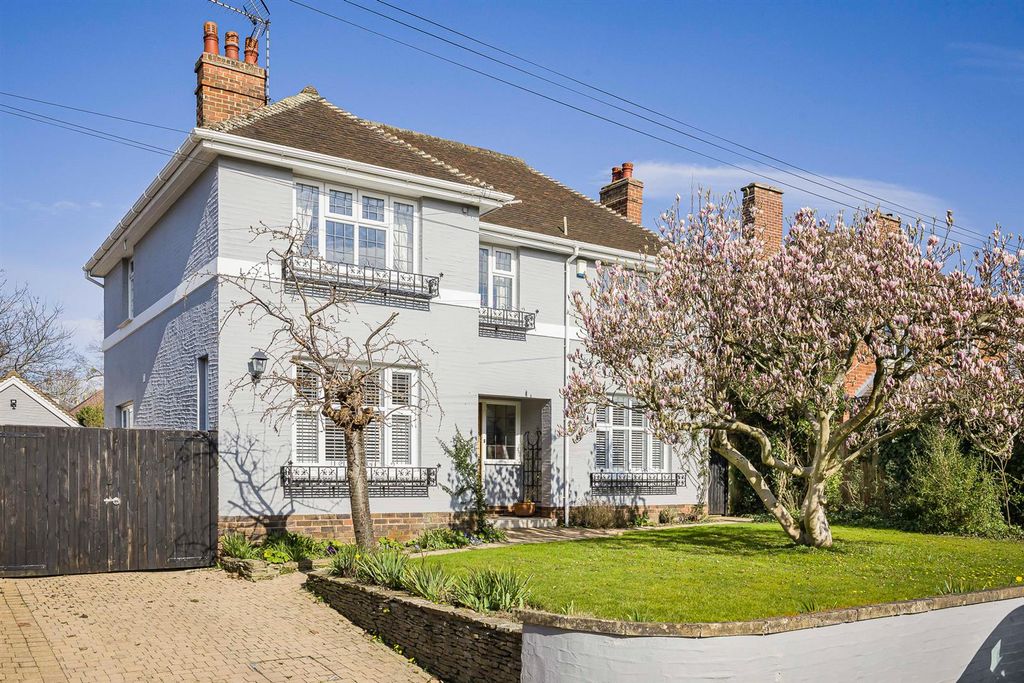 4 bed detached house to rentSydenham Road South, Cheltenham GL52