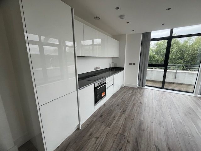 Additional image 2 of 2 bed flat to rentLeat House, Overbridge Square, Newbury RG14