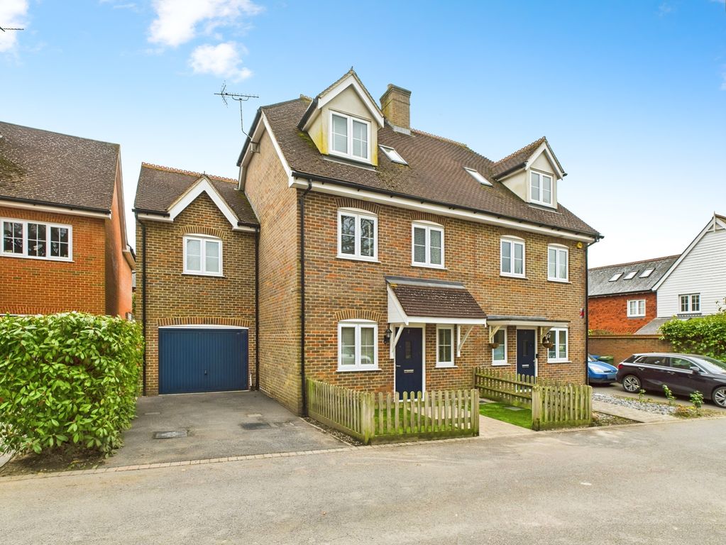 4 bed semi-detached house to rentFarley Close, Wickhurst Green, Horsham, West Sussex RH12