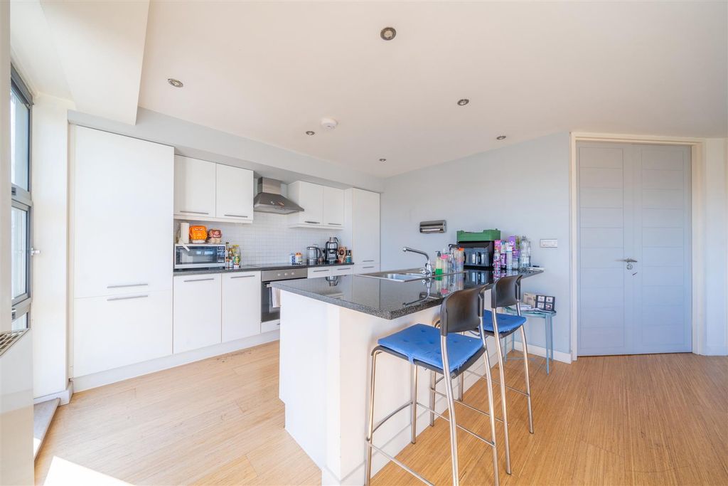 Additional image 8 of 2 bed flat for saleWestern Terrace, The Park NG7