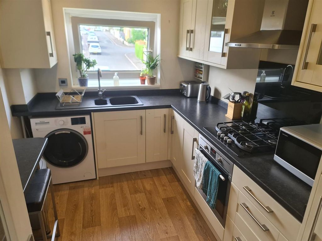 2 bed flat to rentUppercliff Close, Penarth CF64 photo 2