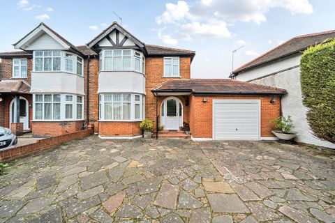 Gibbs Green, Edgware HA8