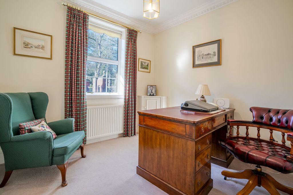 2 bed detached house for salePrincess Gate, Sunninghill SL5 photo 3