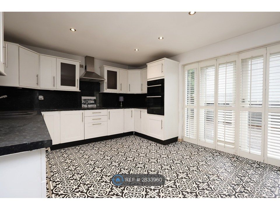 4 bed detached house to rentClos Gwastir, Caerphilly CF83
