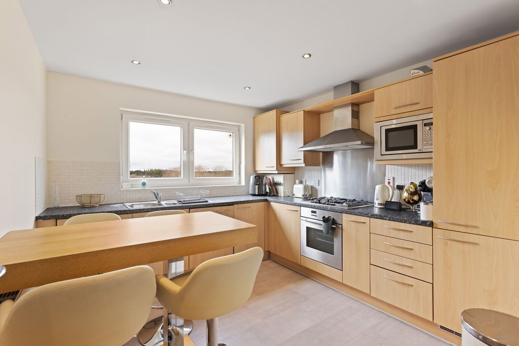 2 bed flat to rentHawk Brae, Livingston EH54 photo 4