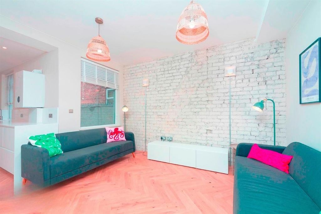 8 bed semi-detached house to rentRuskin Avenue, Manchester M14