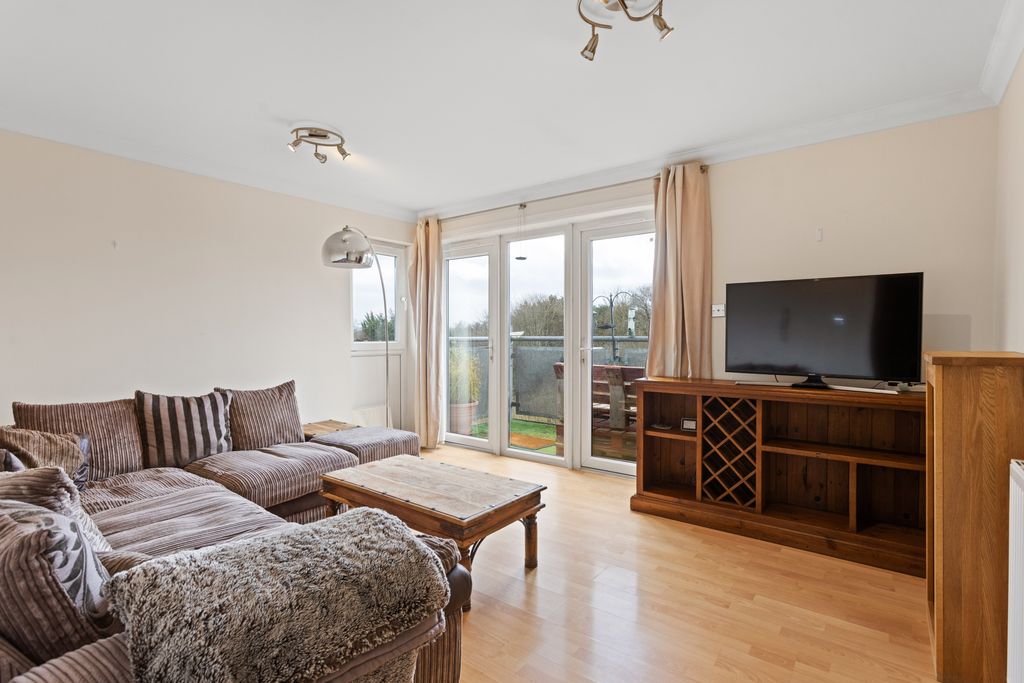 2 bed flat to rentHawk Brae, Livingston EH54 photo 2