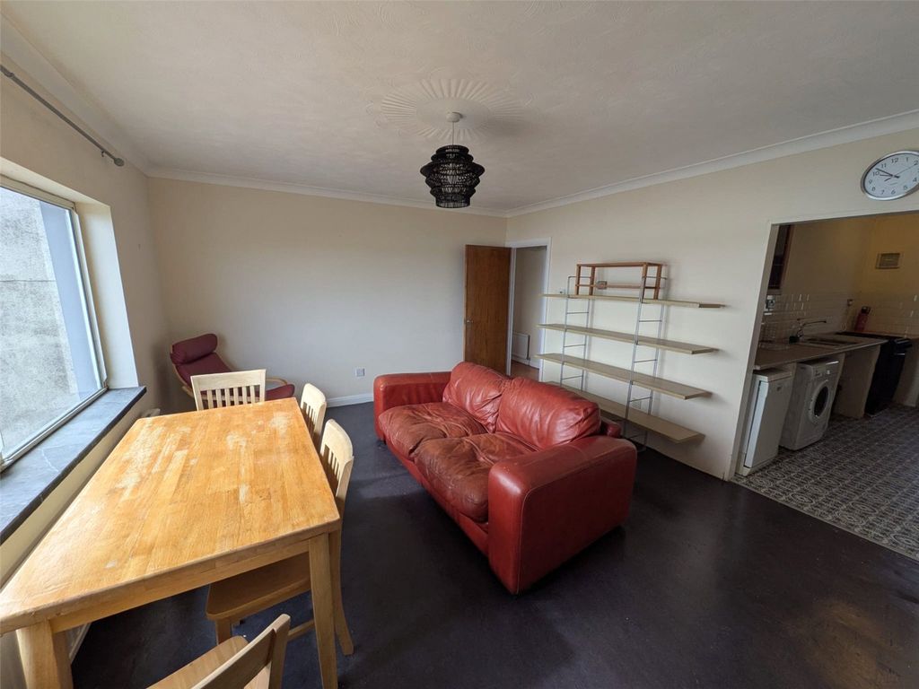 Additional image 2 of 2 bed flat to rentFlat 3, Lansdowne Court, Hamilton Terrace, Milford Haven, Pembrokeshire SA73