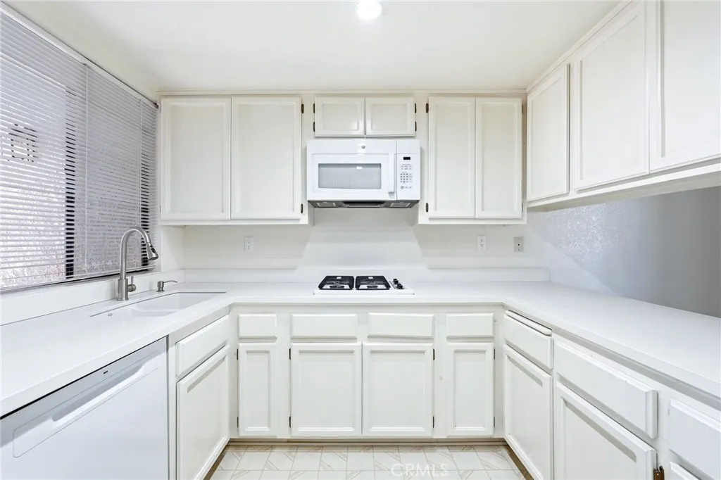 Additional image 5 of 7625 Reseda Blvd Unit 202, Reseda, CA 91335