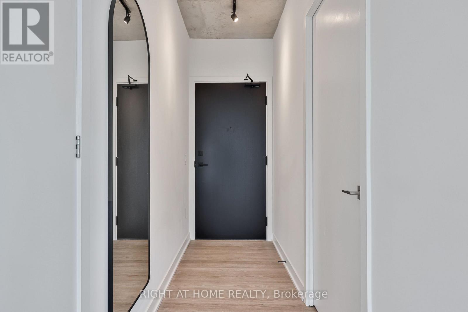 Additional image 3 of 2404-284 King Street, Toronto, ON, M5A1K4
