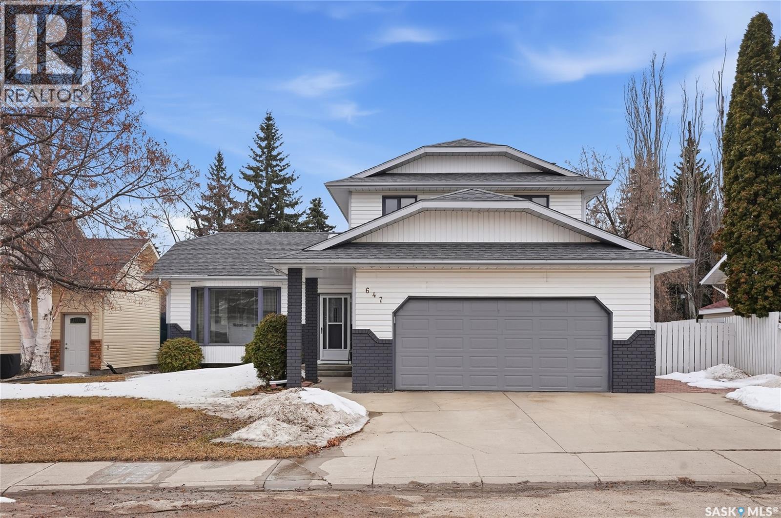647 Whiteswan DRIVE