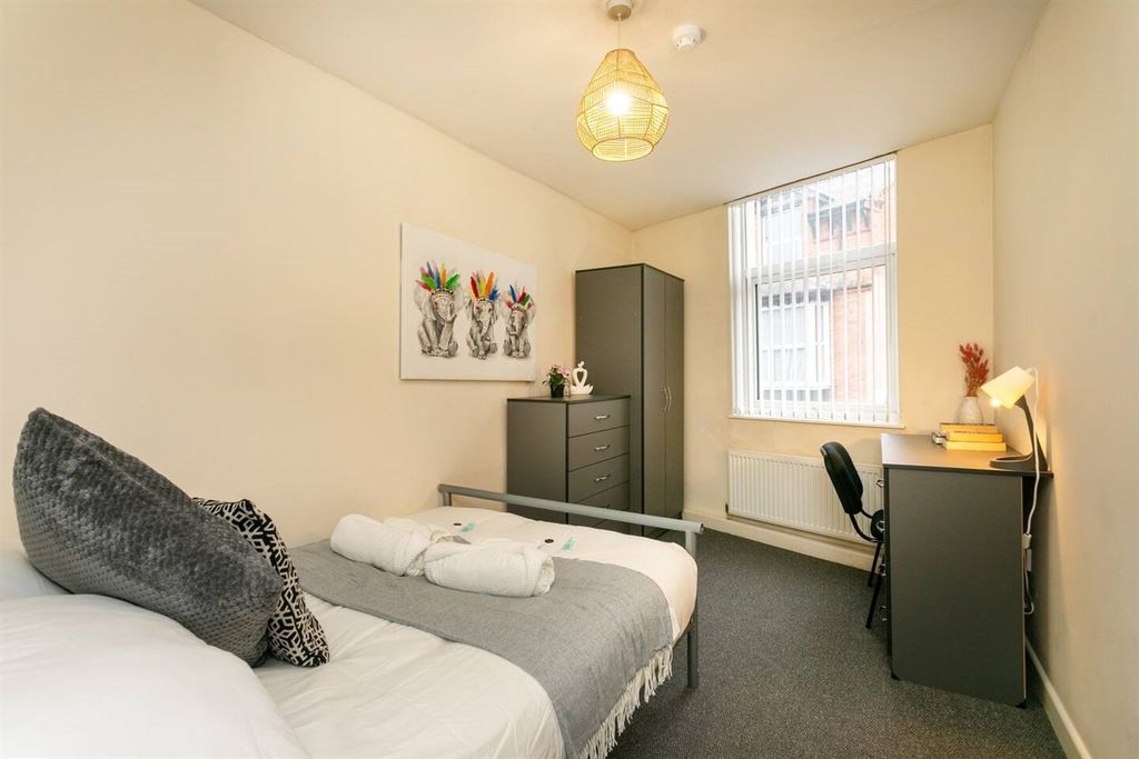 5 bed semi-detached house to rentPeveril Street NG7