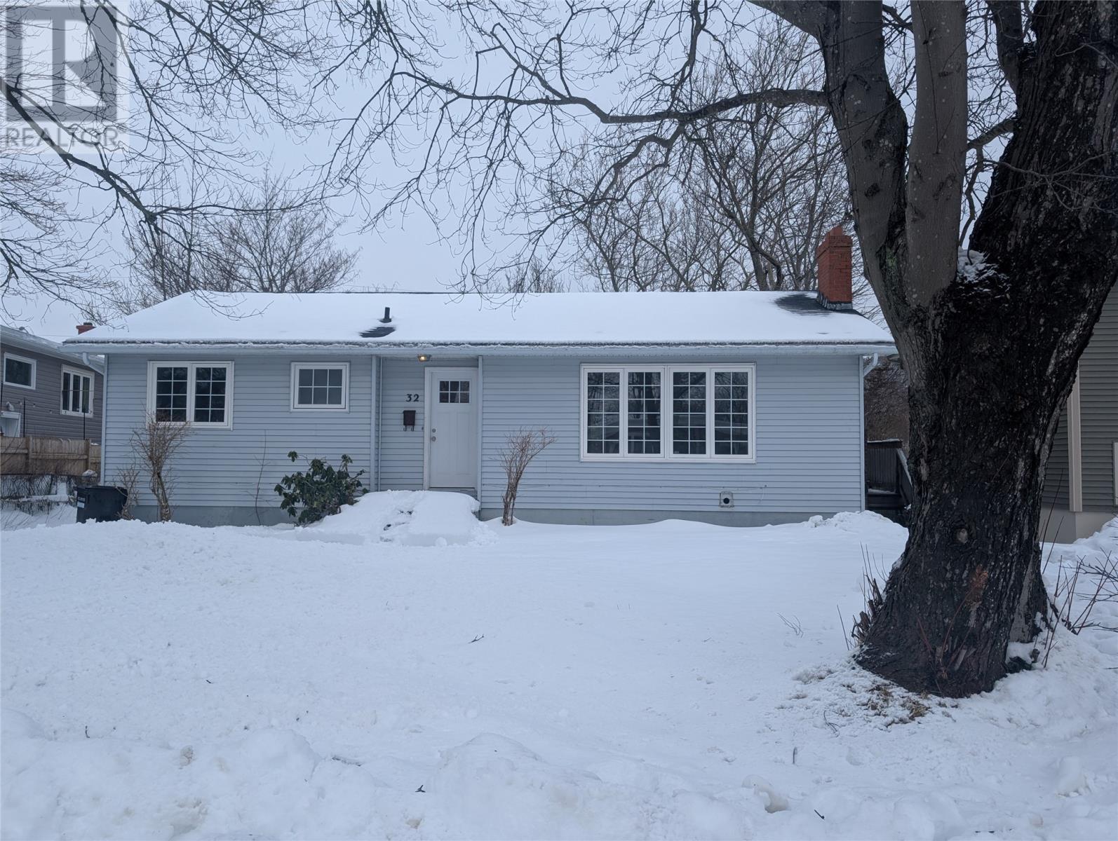 32 DUNDAS Street