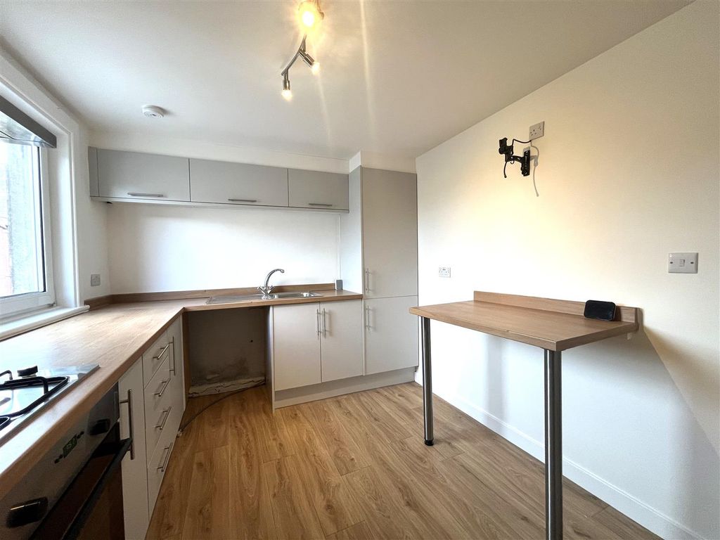 2 bed flat to rentCausewayend, Coupar Angus PH13 photo 3