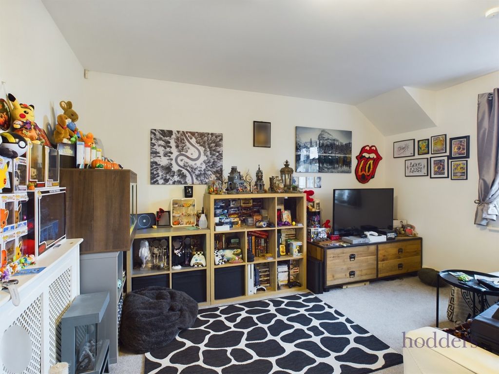 2 bed flat to rentThe Quadrant, Brighton Road, Addlestone, Surrey KT15 photo 3