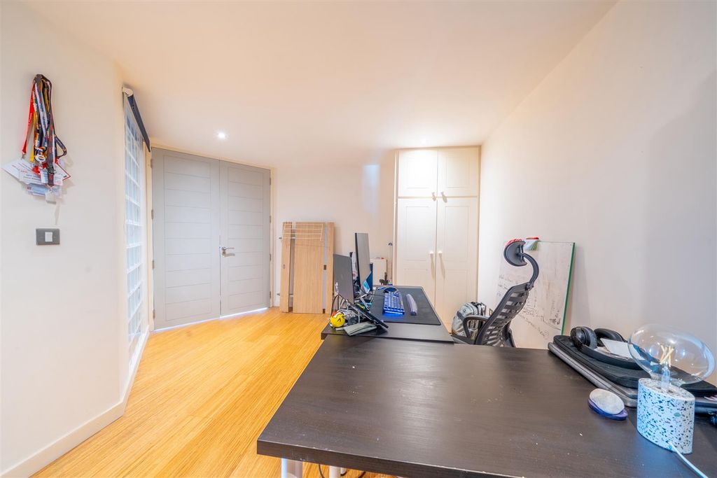 Additional image 12 of 2 bed flat for saleWestern Terrace, The Park NG7