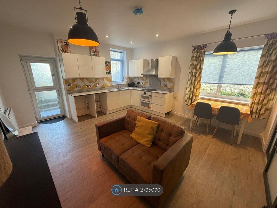 1 bed flat to rentDimond St, Pembroke Dock SA72