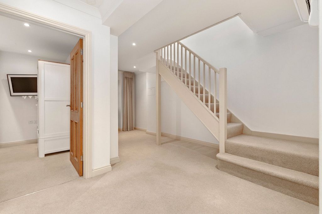 Additional image 11 of 2 bed flat for saleFlat 2 Murray Crescent House, The Rath, Milford Haven, Pembrokeshire SA73