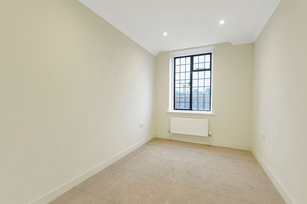 Additional image 8 of 2 bed flat to rentLammas Lane, Esher, Surrey KT10