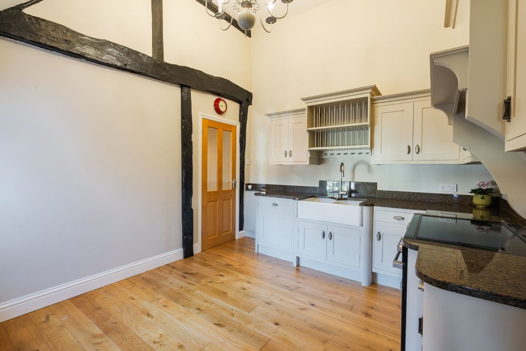 Additional image 10 of 2 bed flat for saleLondon End, Beaconsfield, Buckinghamshire HP9