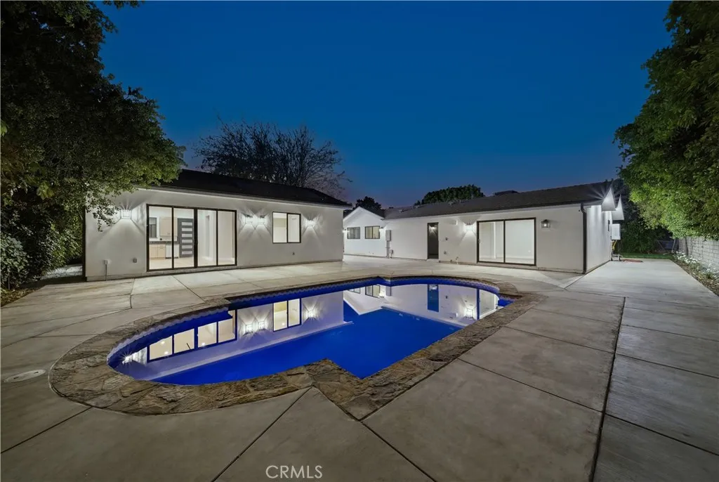 8542 De Celis Pl, North Hills, CA 91343