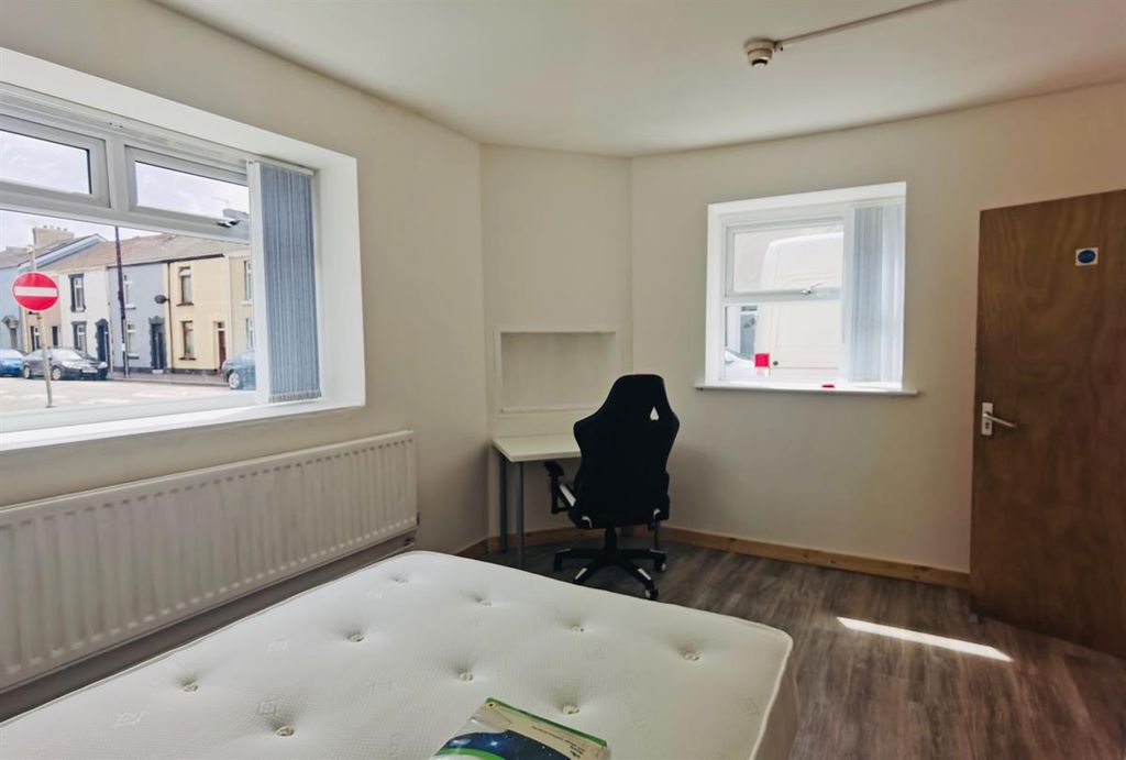 4 bed terraced house to rentSpring Terrace, Swansea SA1