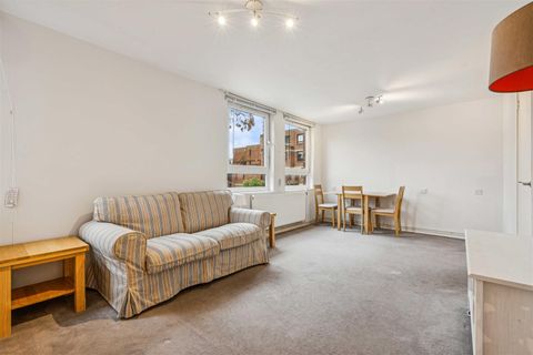 More Close, St Paul's Court, London W14