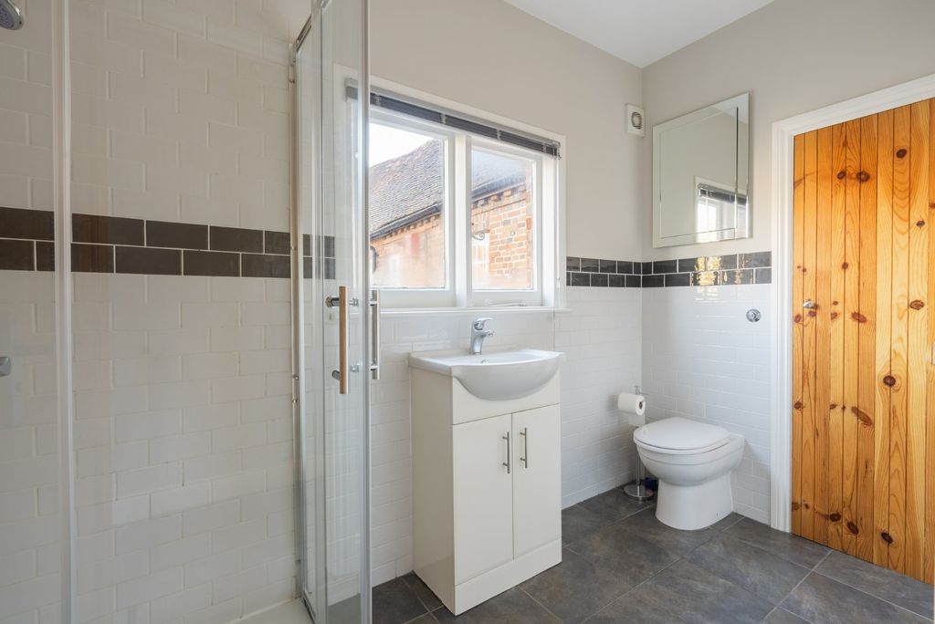 Additional image 8 of 2 bed flat for saleLondon End, Beaconsfield, Buckinghamshire HP9