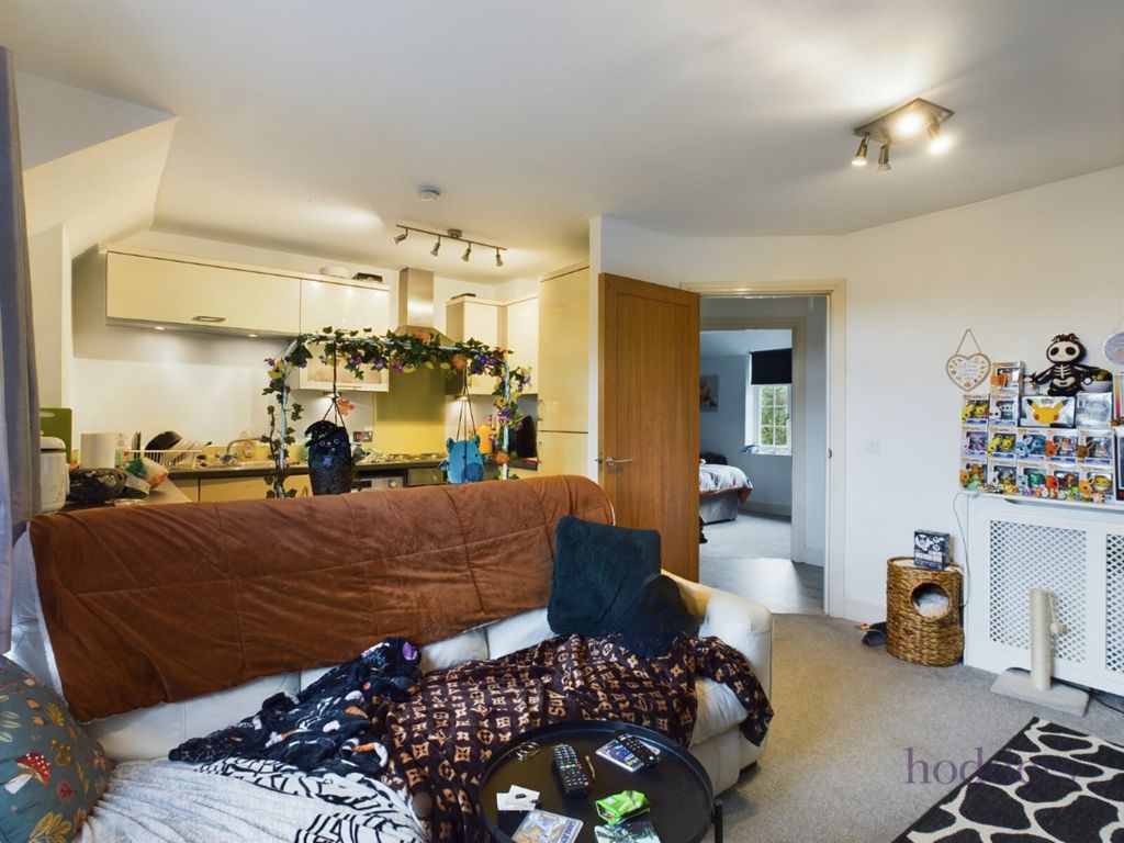 2 bed flat to rentThe Quadrant, Brighton Road, Addlestone, Surrey KT15 photo 4