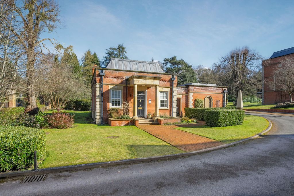 2 bed detached house for salePrincess Gate, Sunninghill SL5 photo 2