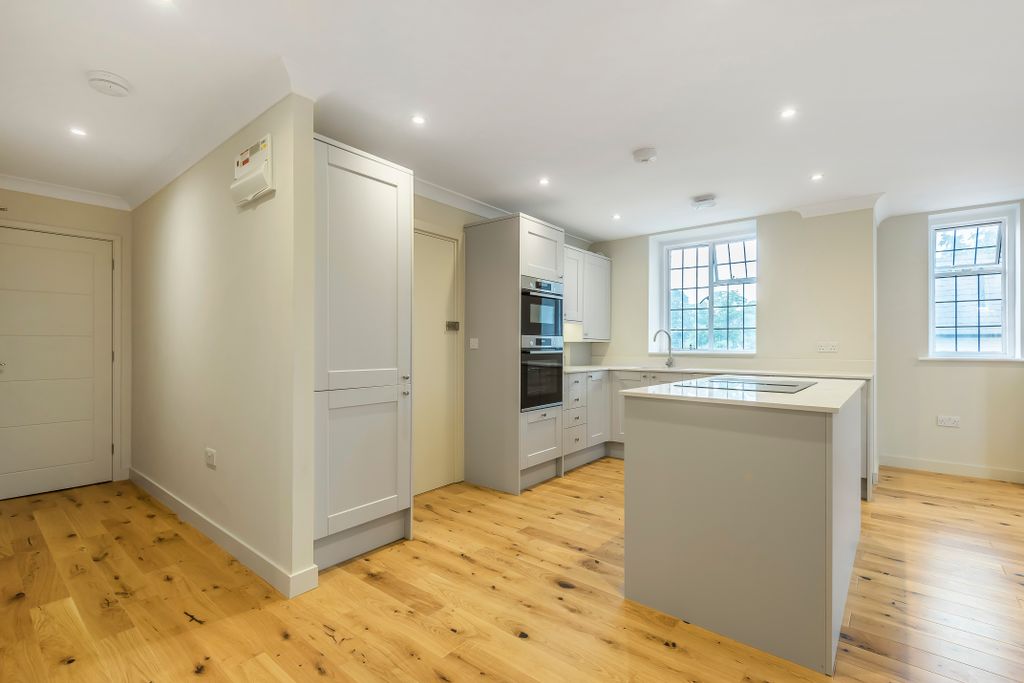 Additional image 2 of 2 bed flat to rentLammas Lane, Esher, Surrey KT10