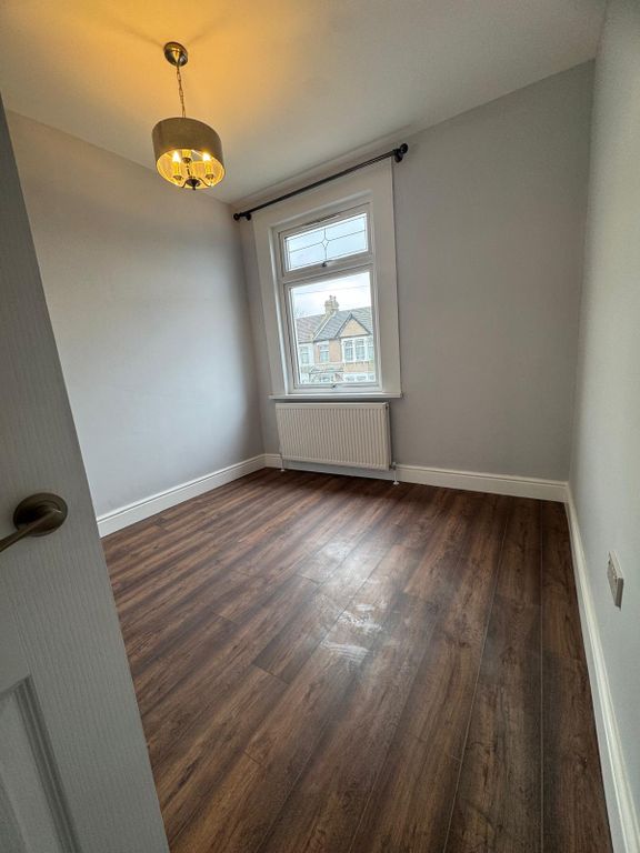 2 bed flat to rentCastleton Road IG3 photo 5