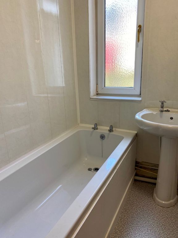 2 bed flat to rentLothian Street, Bathgate EH48 photo 5