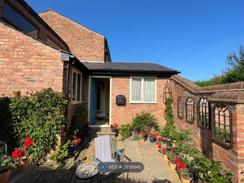 Chapel Terrace, Manchester M20, Studio to rent