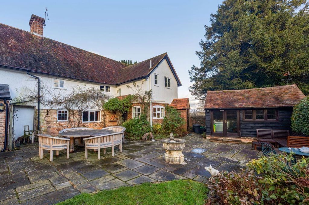 4 bed semi-detached house to rentHever TN8