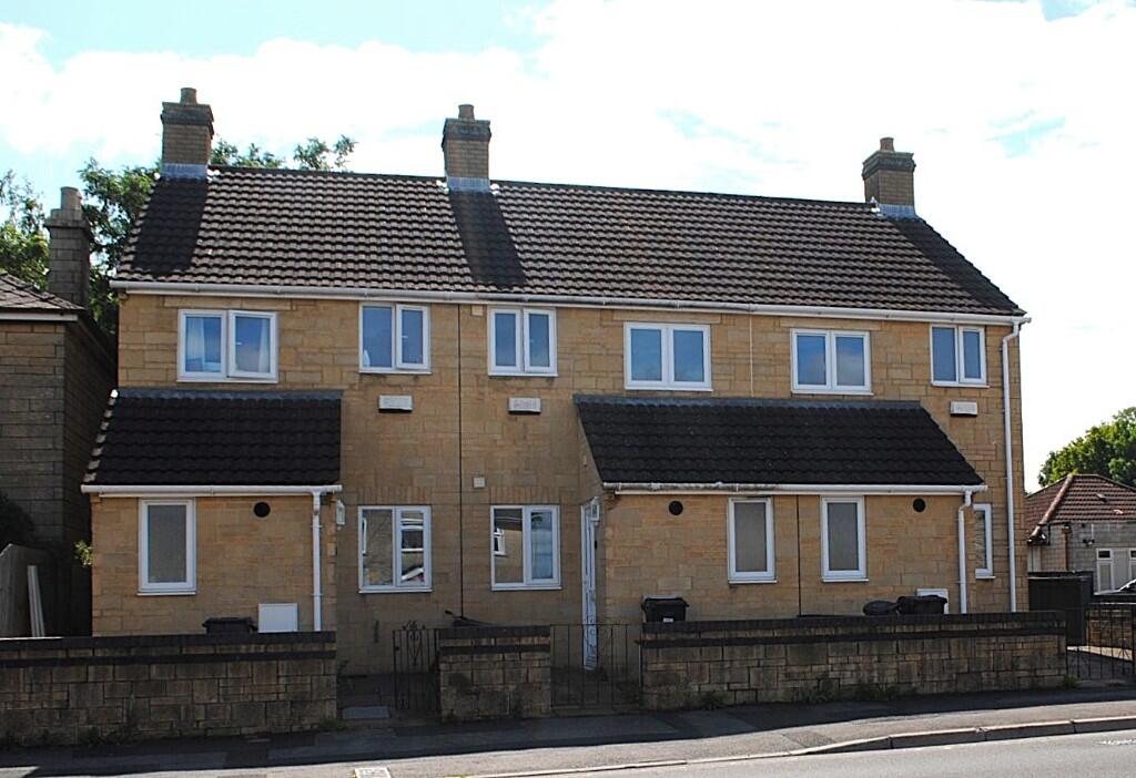 ***very Well Presented 2 Bedroom House With 2 Parking Spaces***