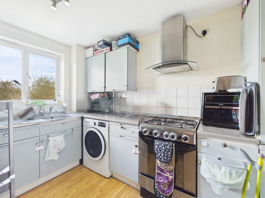 Additional image 3 of 2 bed flat for saleLovegrove Drive, Slough, Berkshire SL2