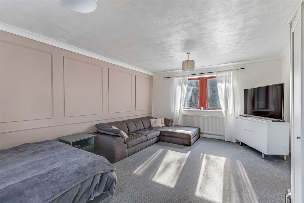 Additional image 2 of 2 bed flat for saleTarn Court, Ilkley LS29