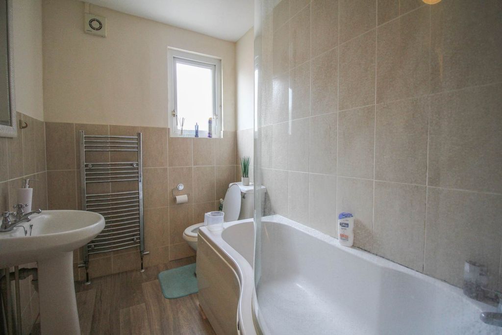 3 bed flat to rentQuantock Road, Southward BS23 photo 5