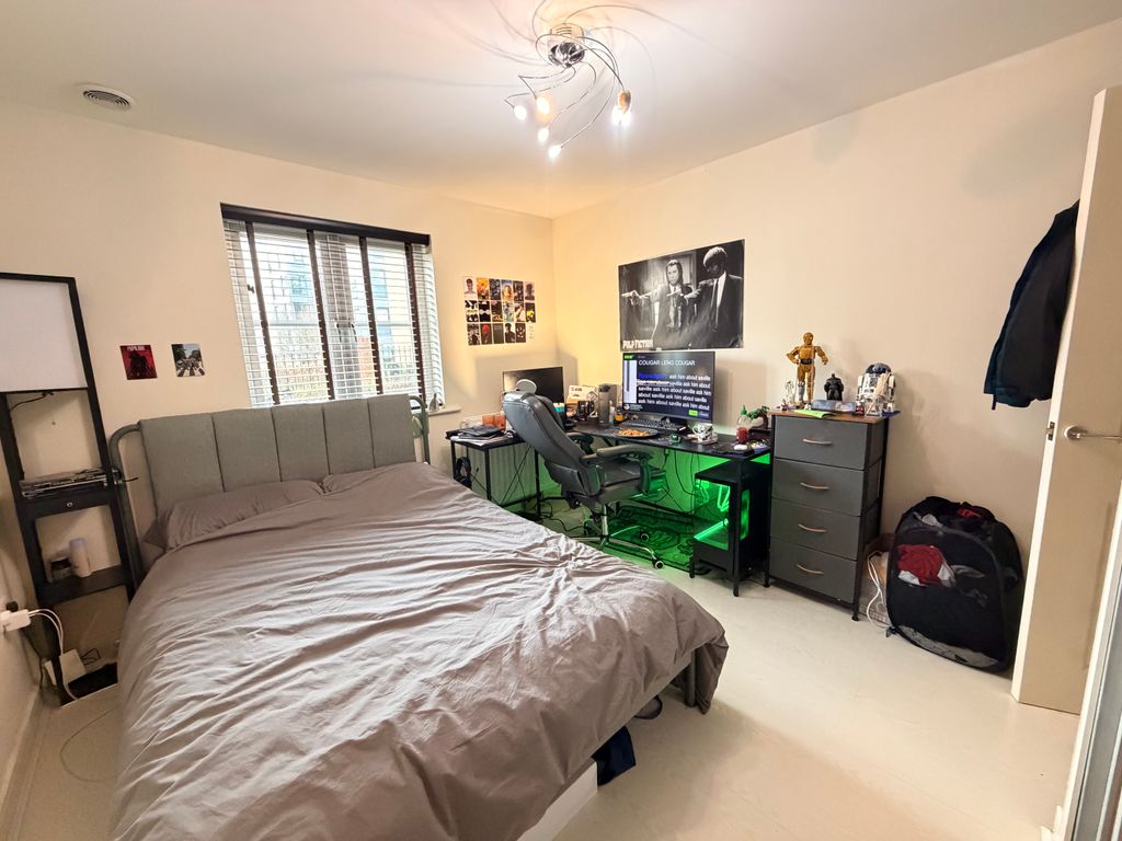 2 bed flat to rentEast Fields Road, Bristol BS16 photo 2