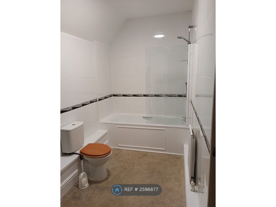 Room to rentBulkeley Square, Llangefni LL77 photo 3
