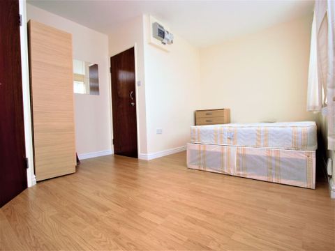 Nightingale Road, London N9, Studio to rent