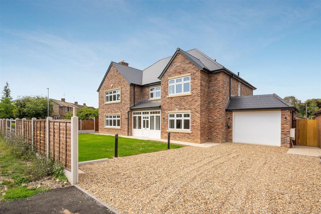 5 bed detached house to rentThe Avenue, Ascot SL5